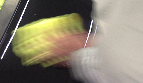 強く擦ったり拭いたりしない